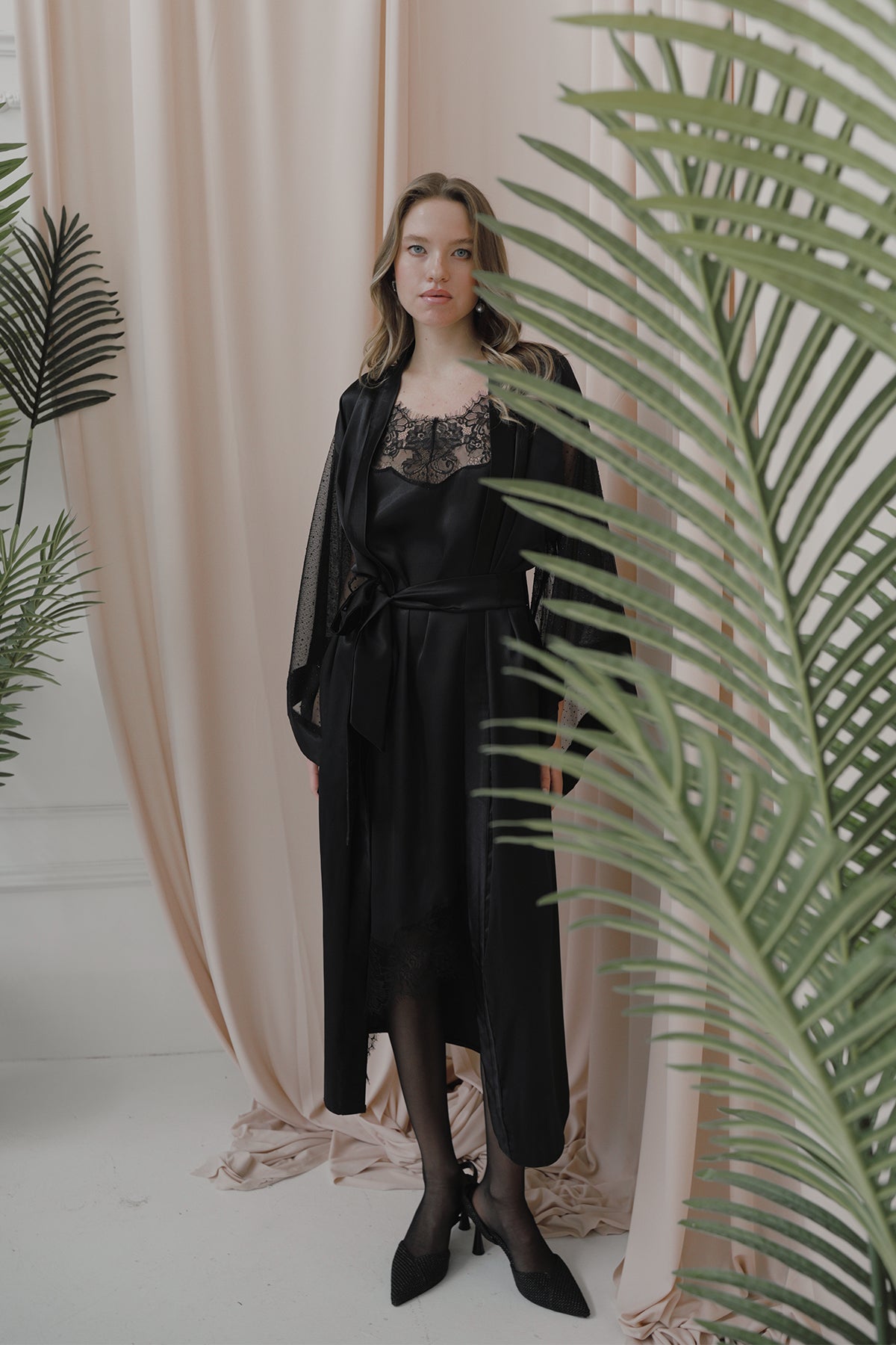 SİYAH RENK IŞILTILI TAŞ DETAYLI TRANSPARAN KİMONO