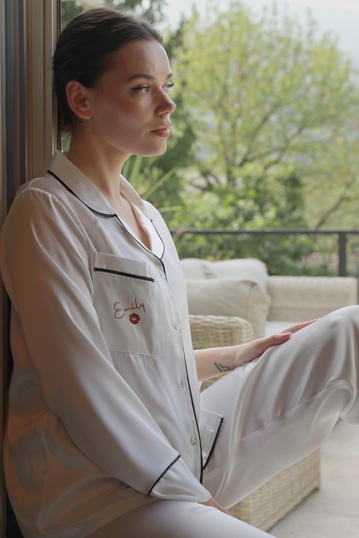 BEYAZ SATEN GÖMLEKLİ PİJAMA TAKIMI