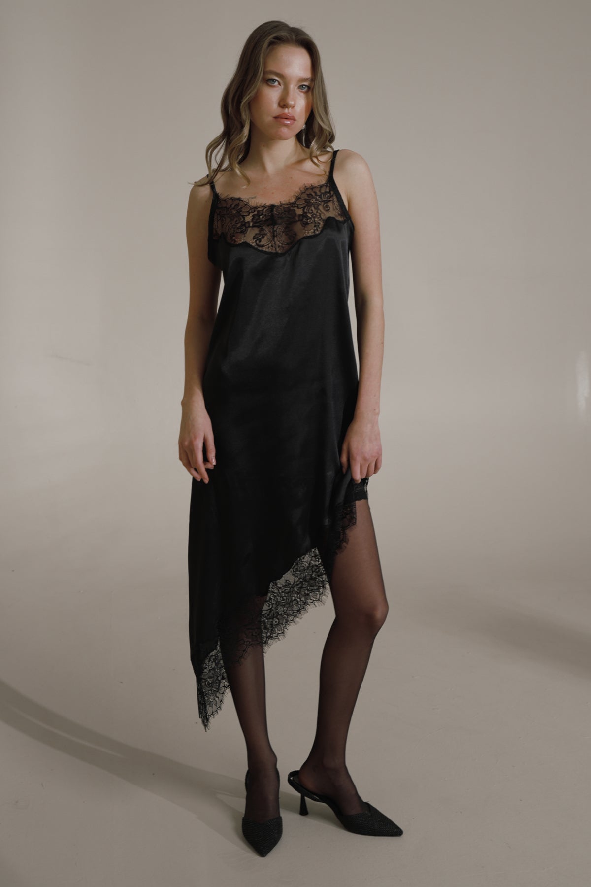 SİYAH SATEN DANTELLİ ASİMETRİK KESİM GECELİK