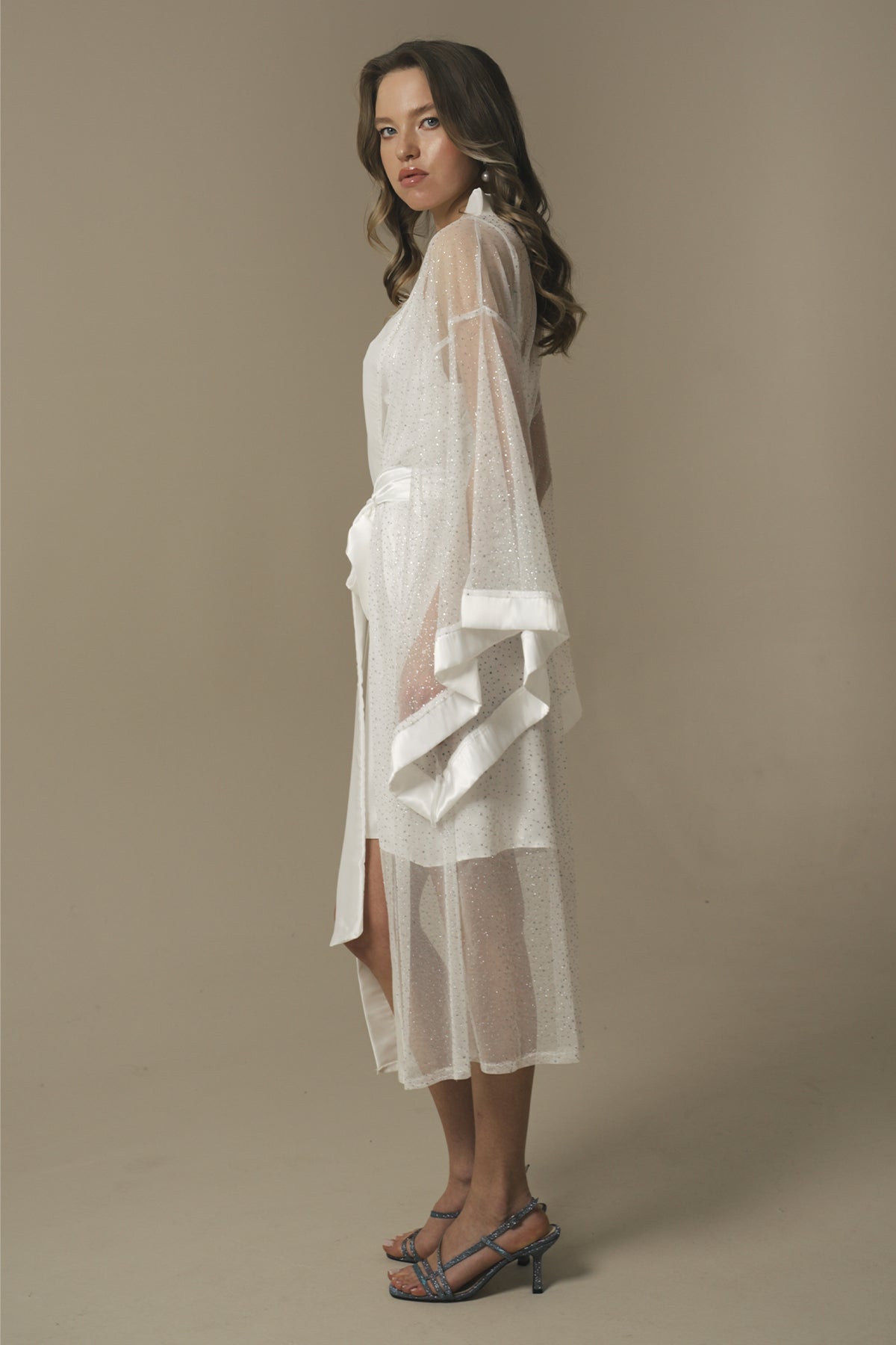 BEYAZ RENK IŞILTILI TAŞ DETAYLI TRANSPARAN KİMONO