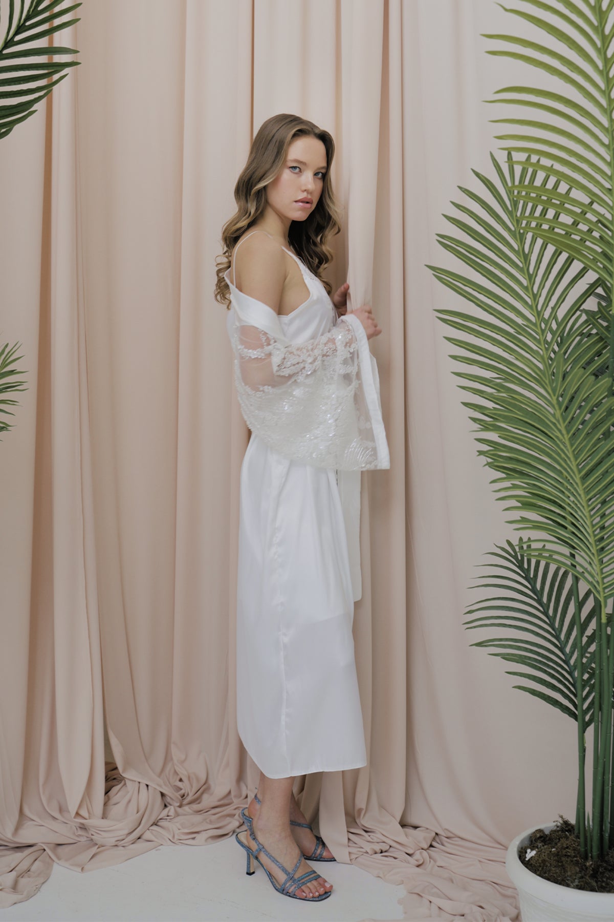 BEYAZ RENK BONCUK DETAYLI KİMONO