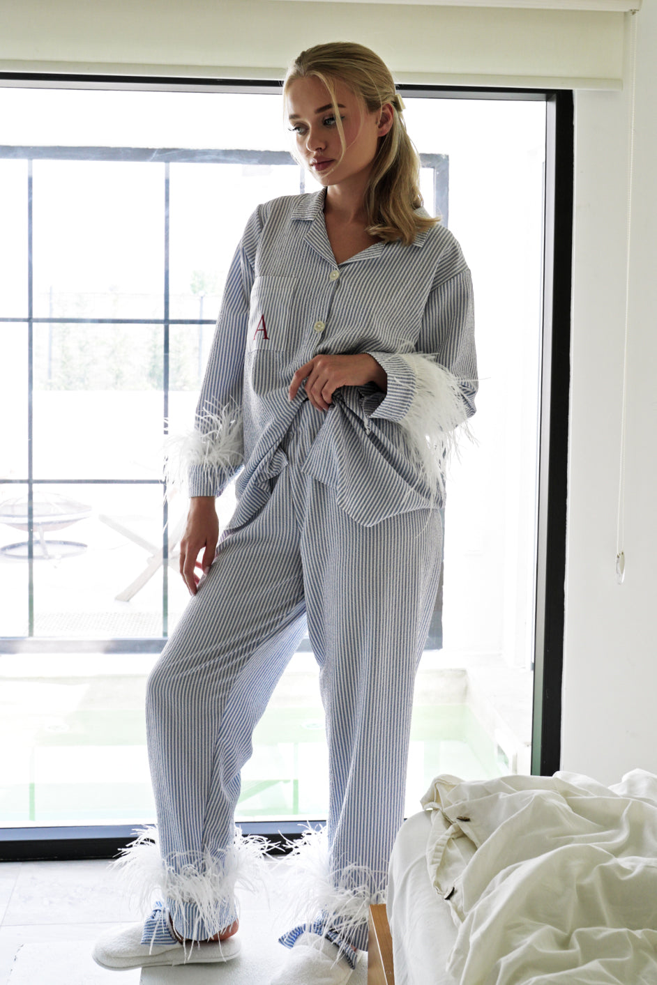 MAVİ RENK GOFRE KUMAŞ DEVE KUŞU TÜYLÜ PİJAMA TAKIMI