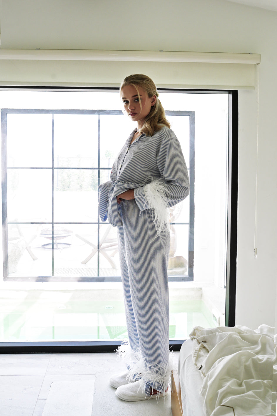 MAVİ RENK GOFRE KUMAŞ DEVE KUŞU TÜYLÜ PİJAMA TAKIMI