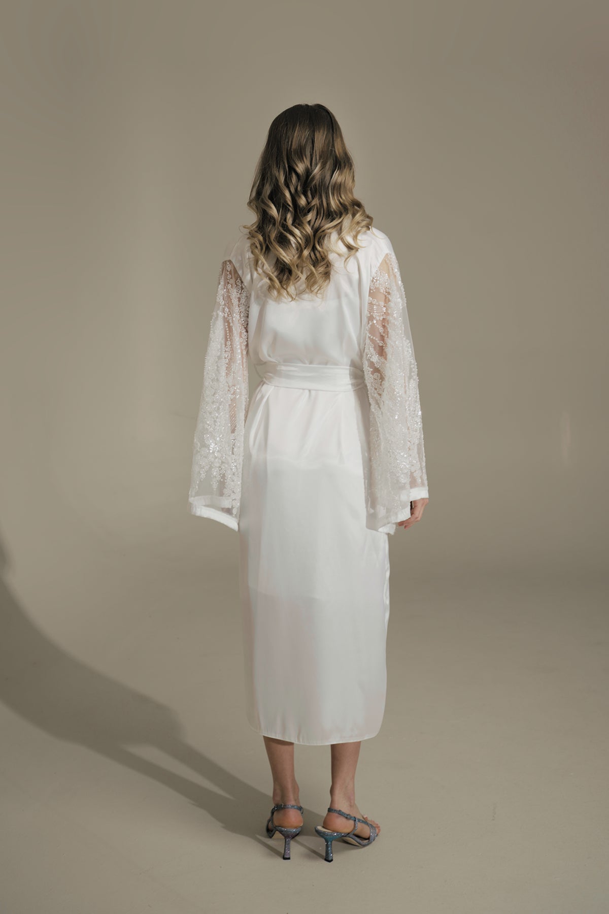 BEYAZ RENK BONCUK DETAYLI KİMONO