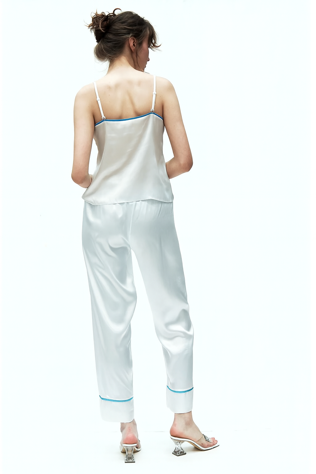 BEYAZ MAVİ BİYELİ SATEN ASKILI PİJAMA TAKIMI