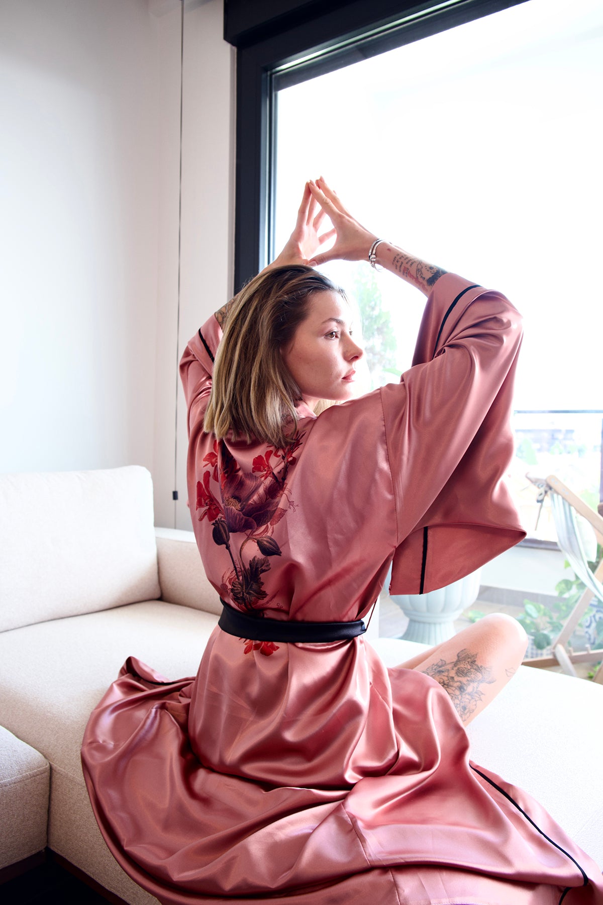 ROSE DRYING BENEFIT AROUND BLACK BAIL KIMONO