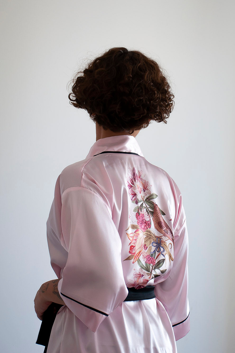 PUDRA RENK DÜZ KOL SİYAH BİYELİ KİMONO