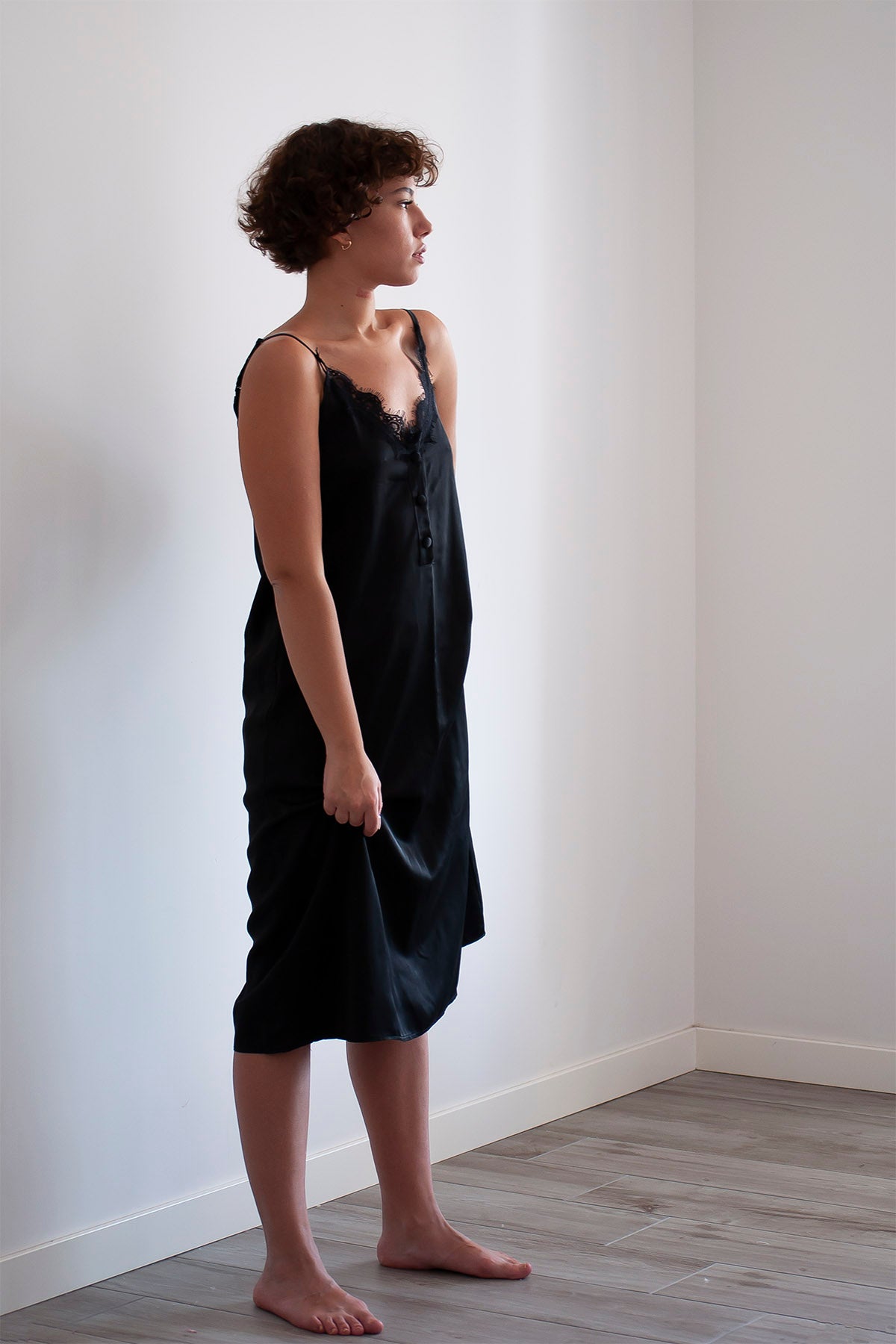 SİYAH SATEN DÜĞMELİ DANTELLİ GECELİK