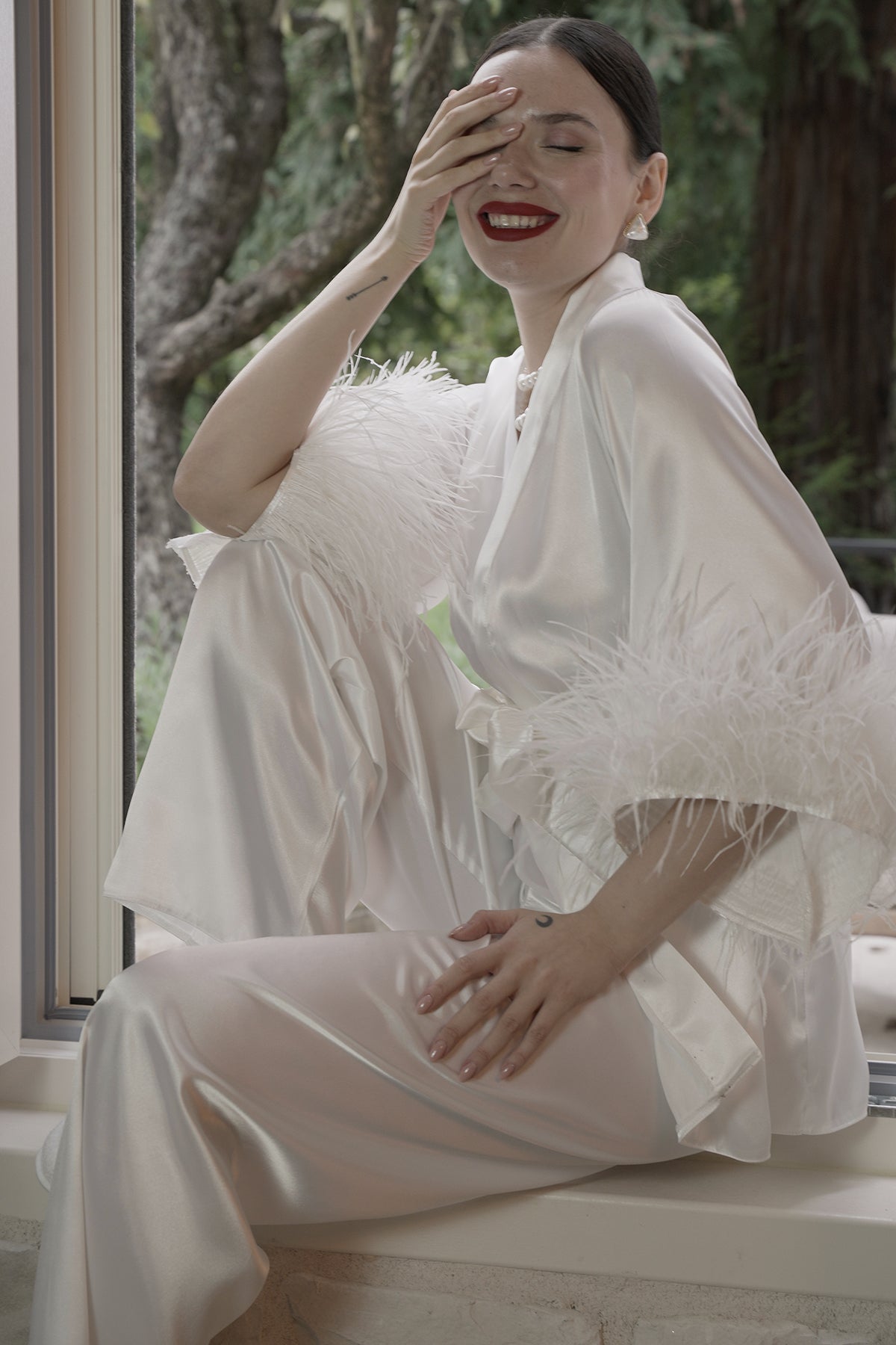 BEYAZ SATEN DEVE KUŞU TÜYLÜ KİMONO-PANTOLON TAKIM