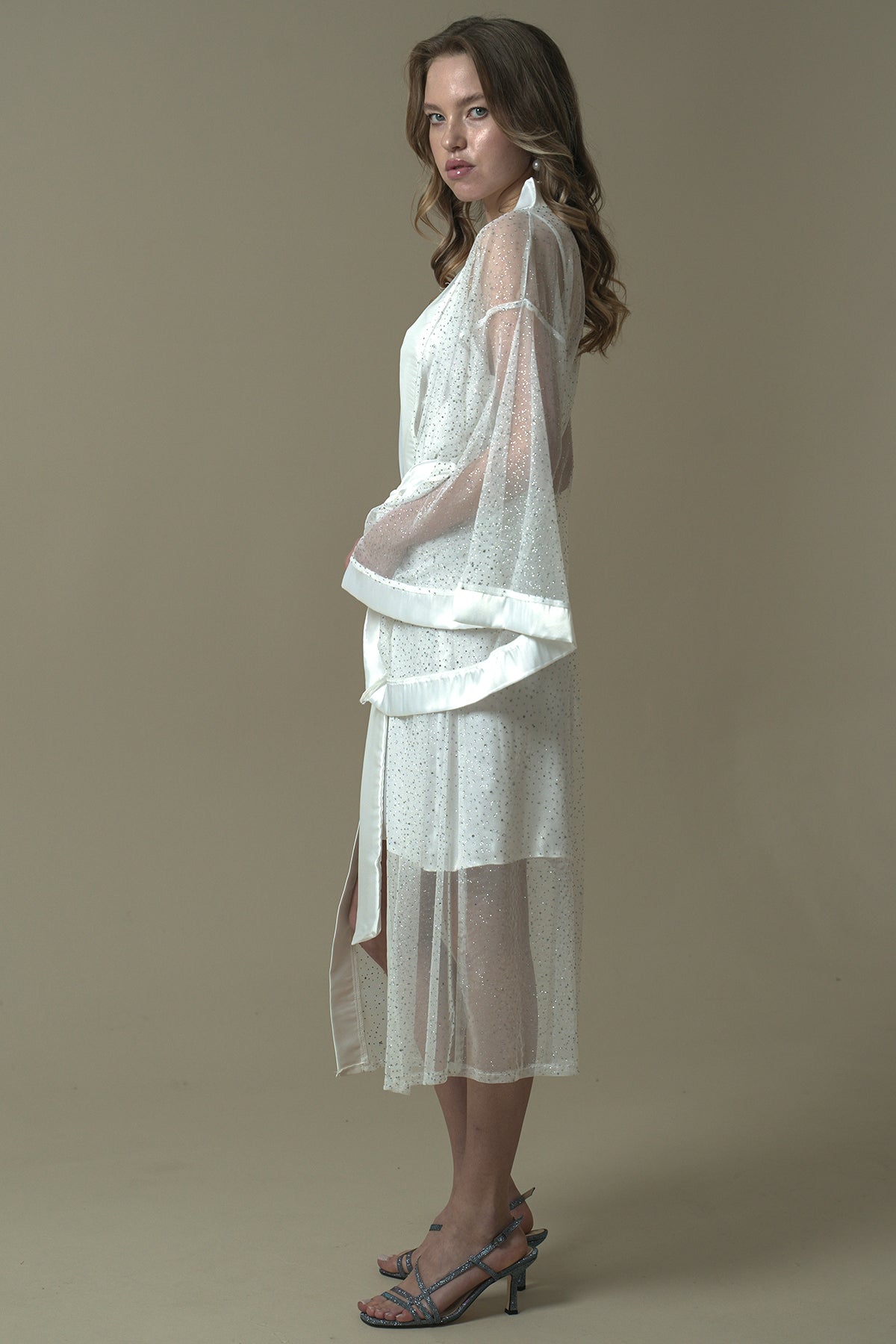 BEYAZ RENK IŞILTILI TAŞ DETAYLI TRANSPARAN KİMONO