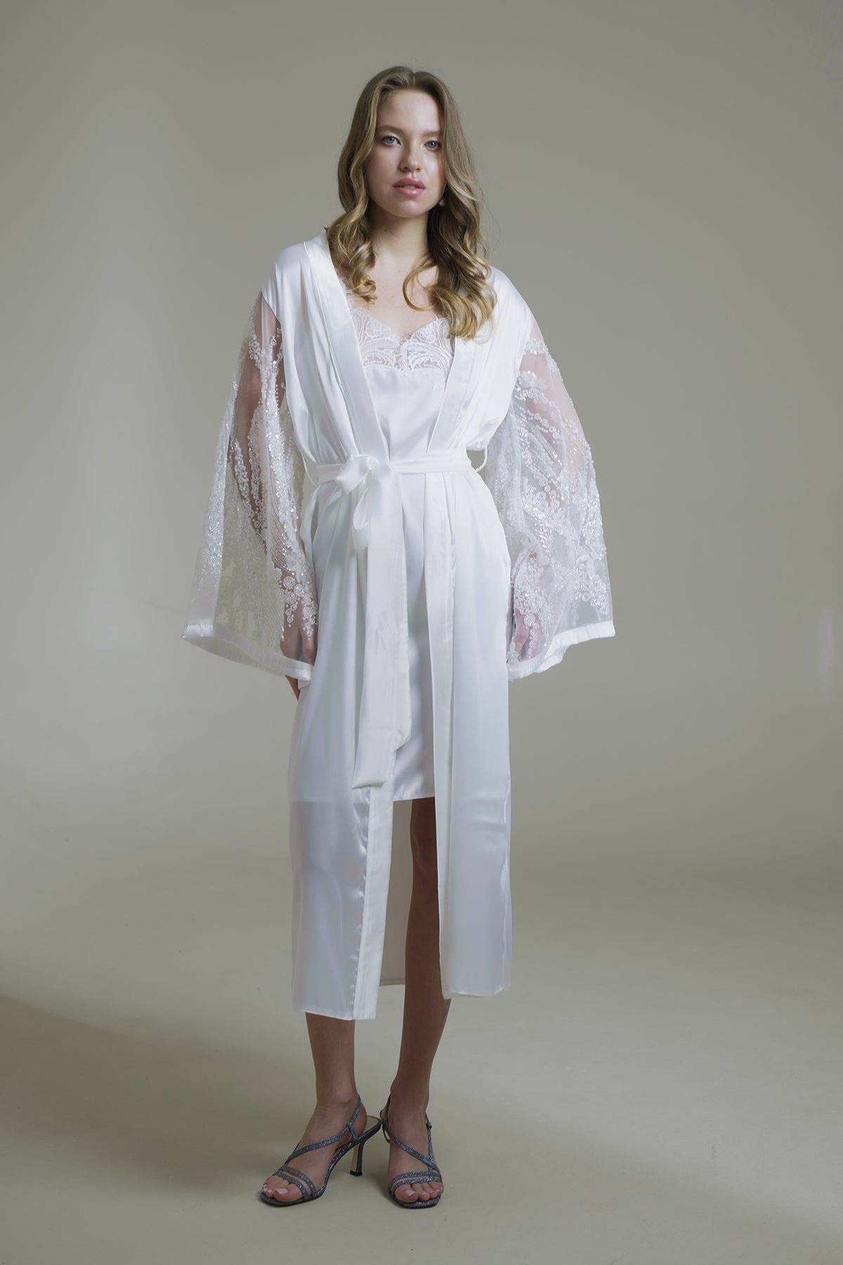 BEYAZ RENK BONCUK DETAYLI KİMONO