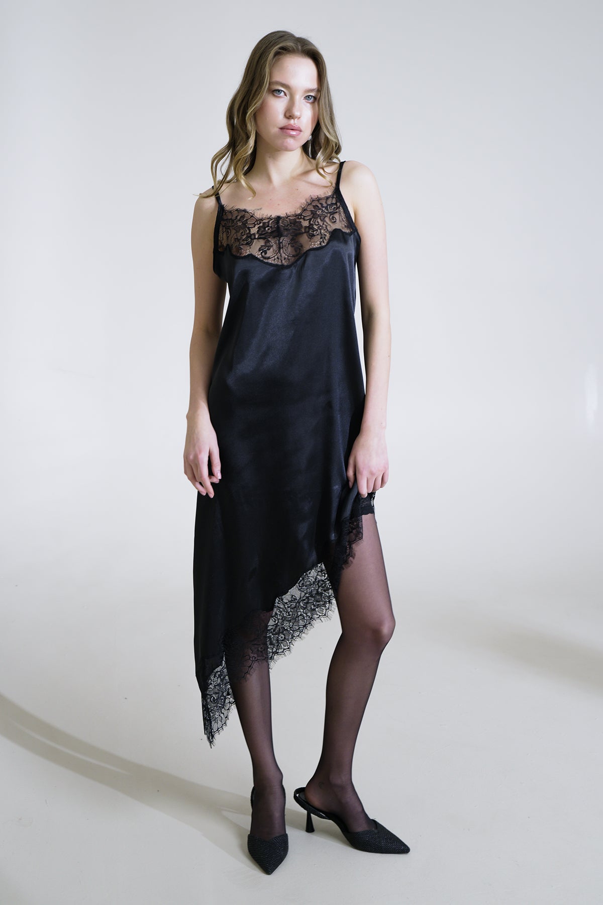 SİYAH SATEN DANTELLİ ASİMETRİK KESİM GECELİK