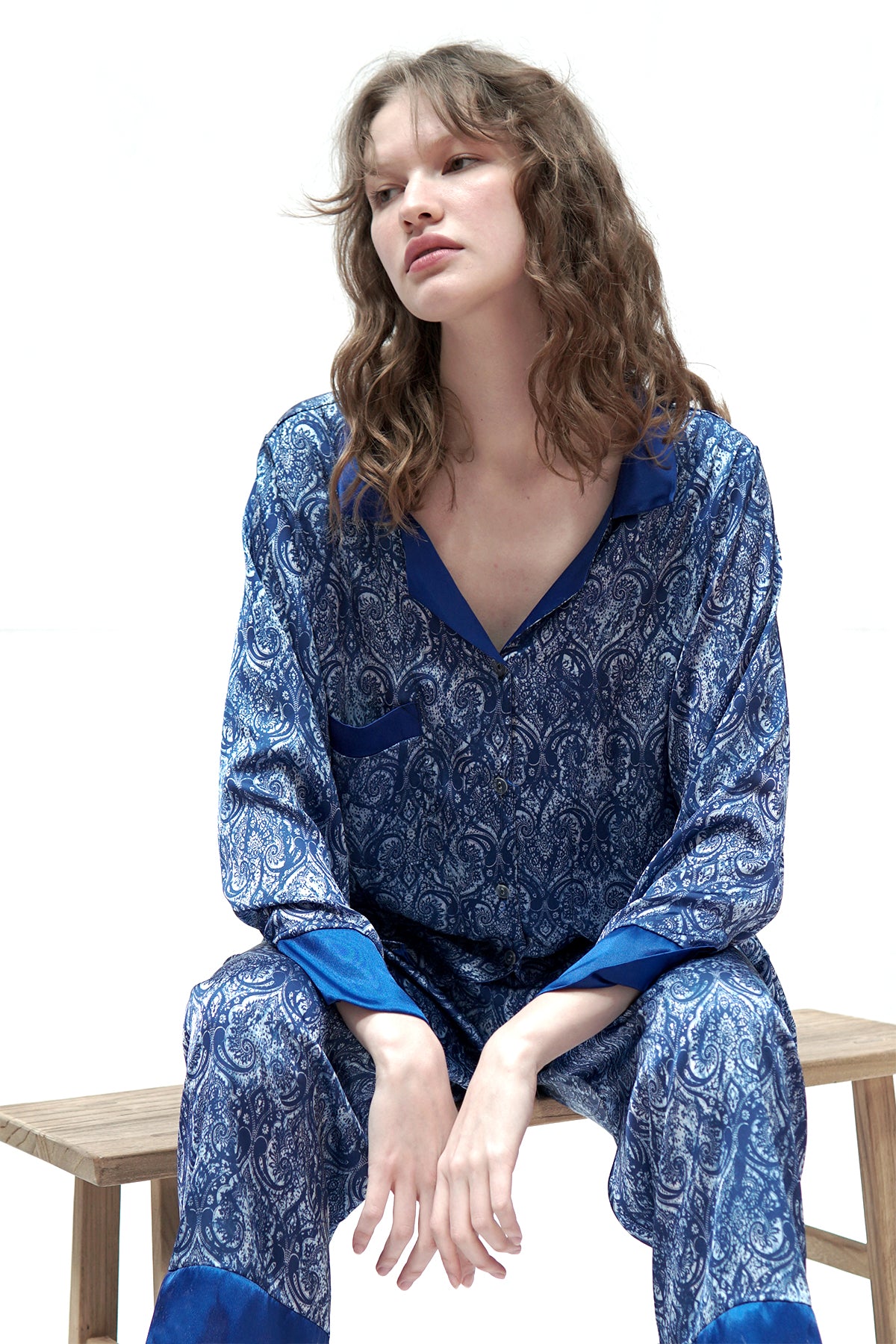 İPEKSİ SATEN LACİVERT ŞAL DESENLİ PİJAMA TAKIMI