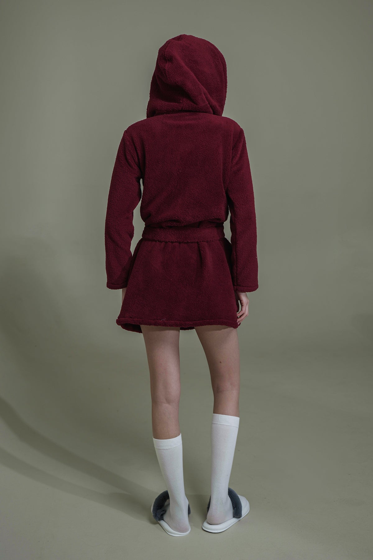 BORDO RENK KAPUŞONLU PELUŞ SABAHLIK