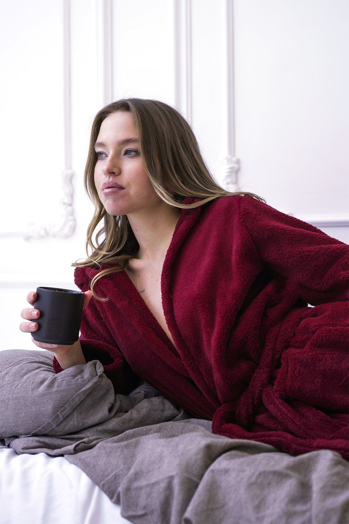 BORDO RENK KAPUŞONLU PELUŞ SABAHLIK