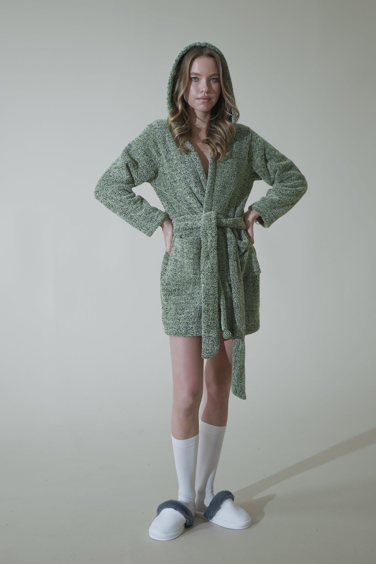 YEŞİL RENK KAPUŞONLU PELUŞ SABAHLIK