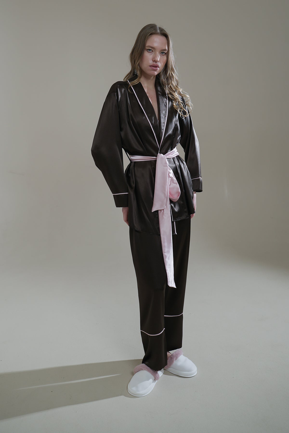 ACI KAHVE-PUDRA MIKS SATEN ŞAL YAKA KİMONO-PANTOLON TAKIM