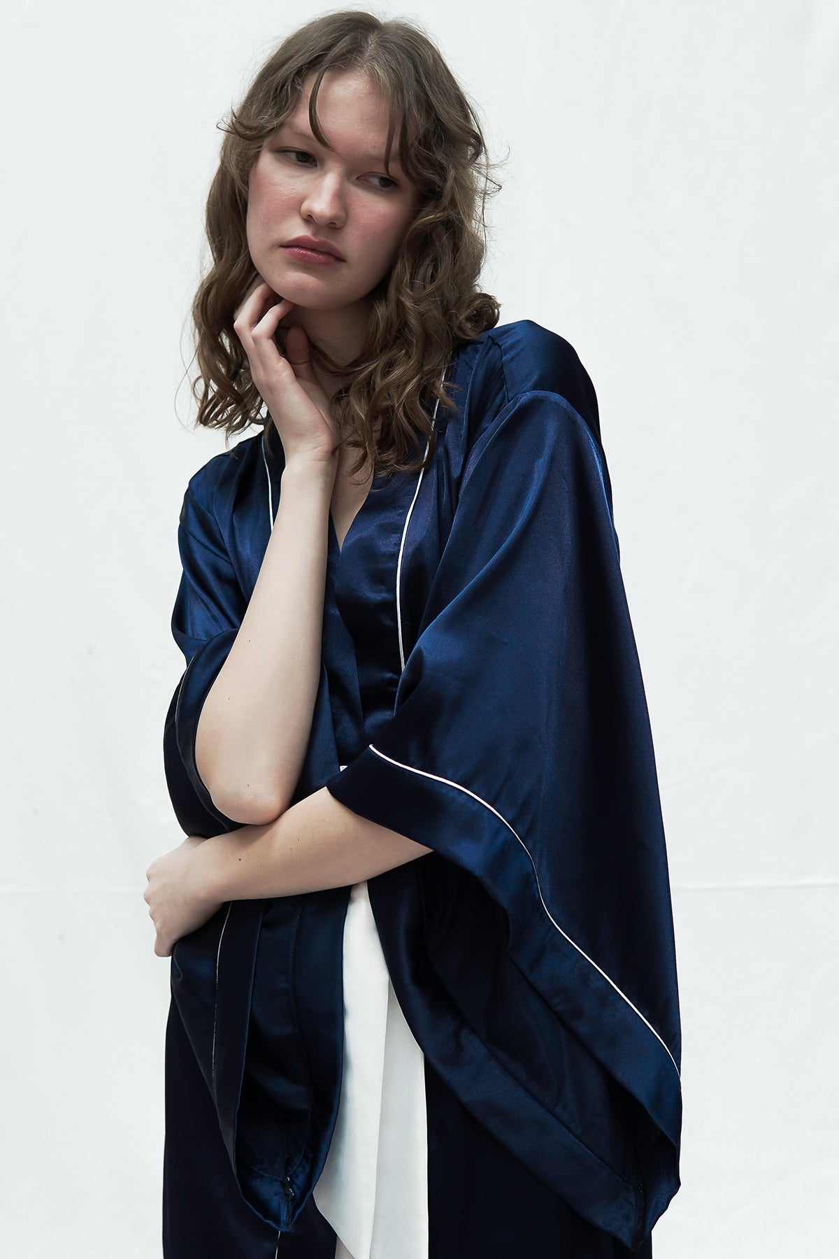 LACIVERT BAT ARM WHITE BENEFIT KIMONO