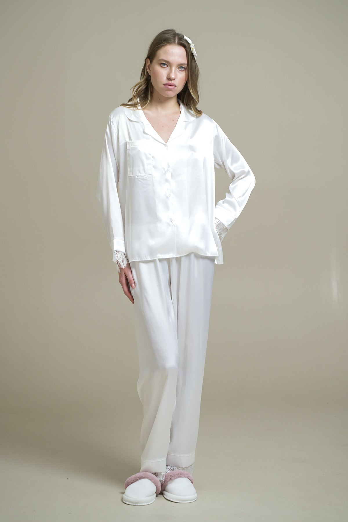 BEYAZ SATEN DANTELLİ GÖMLEKLİ PİJAMA TAKIMI