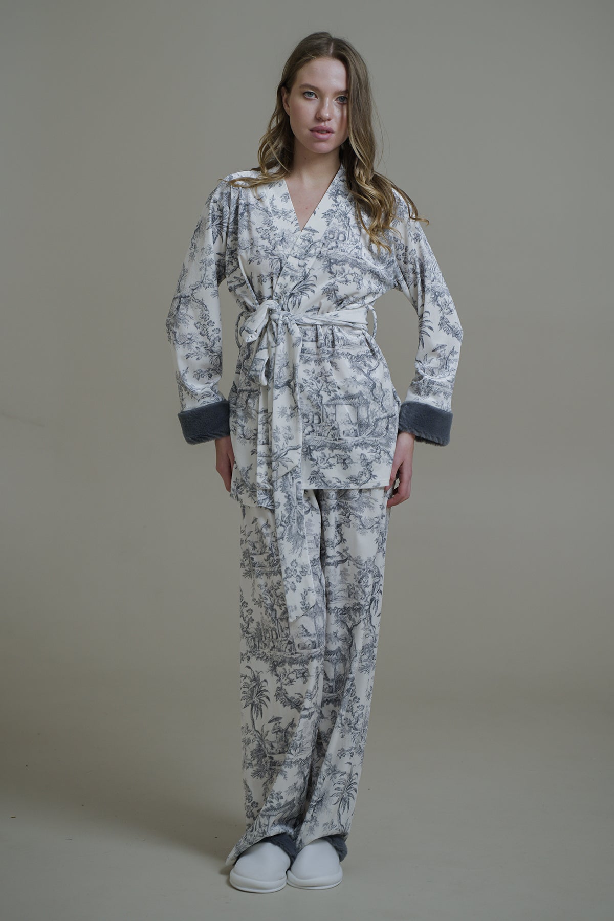 GRİ KADİFE PELUŞ DETAYLI KİMONO-PANTOLON TAKIM