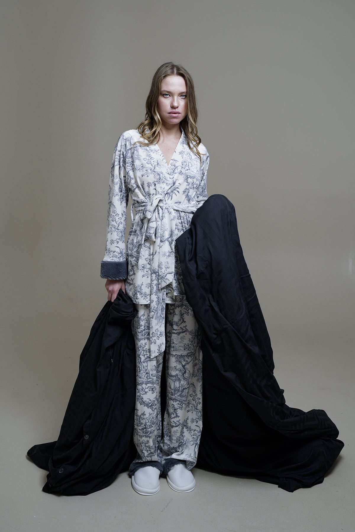 GRİ KADİFE PELUŞ DETAYLI KİMONO-PANTOLON TAKIM