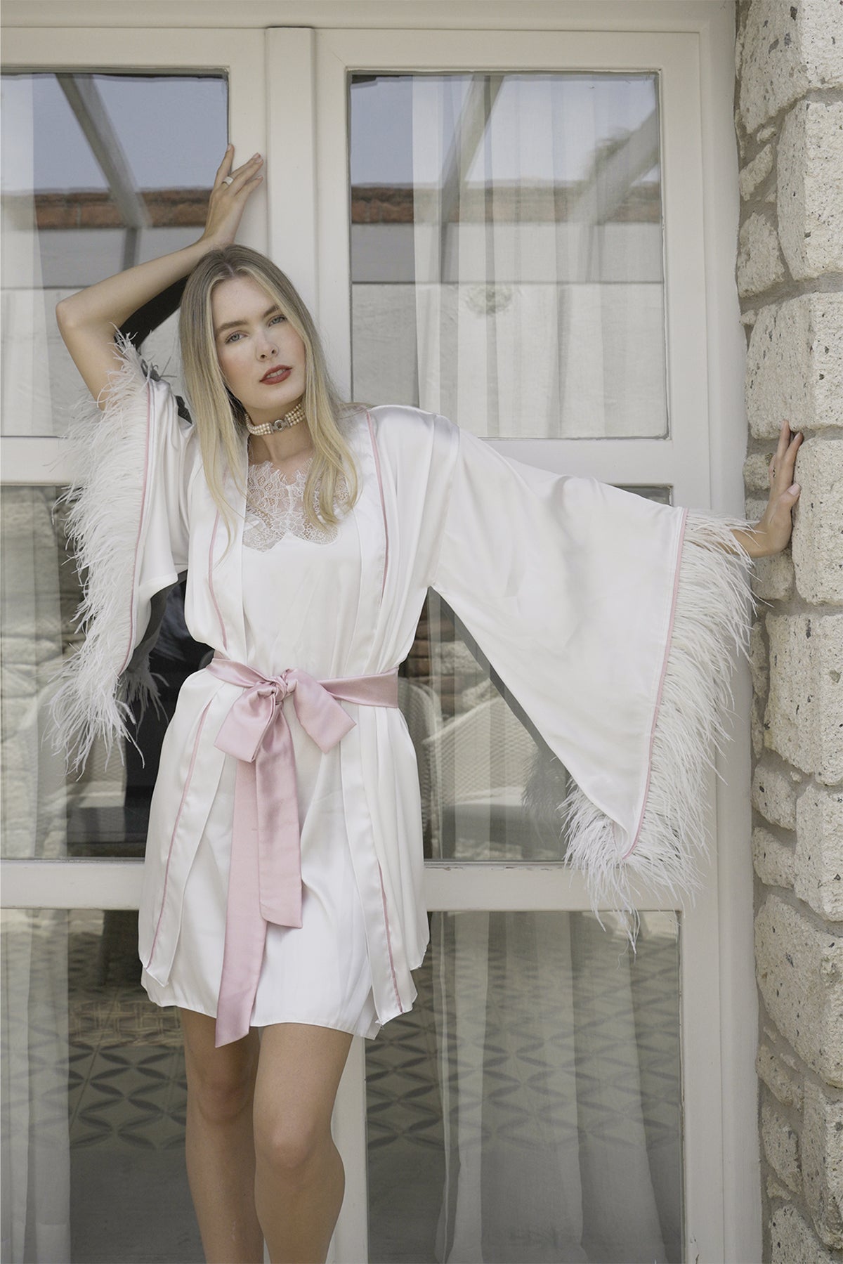 ÇİÇEK TASARIMLI BEYAZ RENK DEVE KUŞU TÜYLÜ PUDRA BİYELİ KİMONO