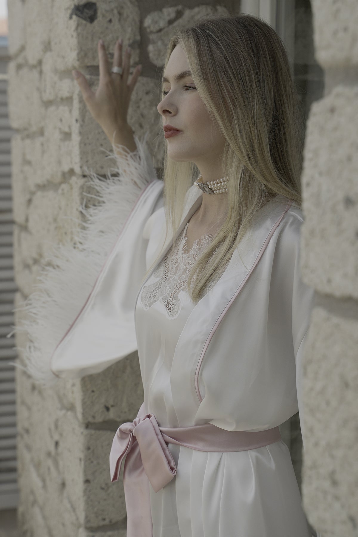 ÇİÇEK TASARIMLI BEYAZ RENK DEVE KUŞU TÜYLÜ PUDRA BİYELİ KİMONO