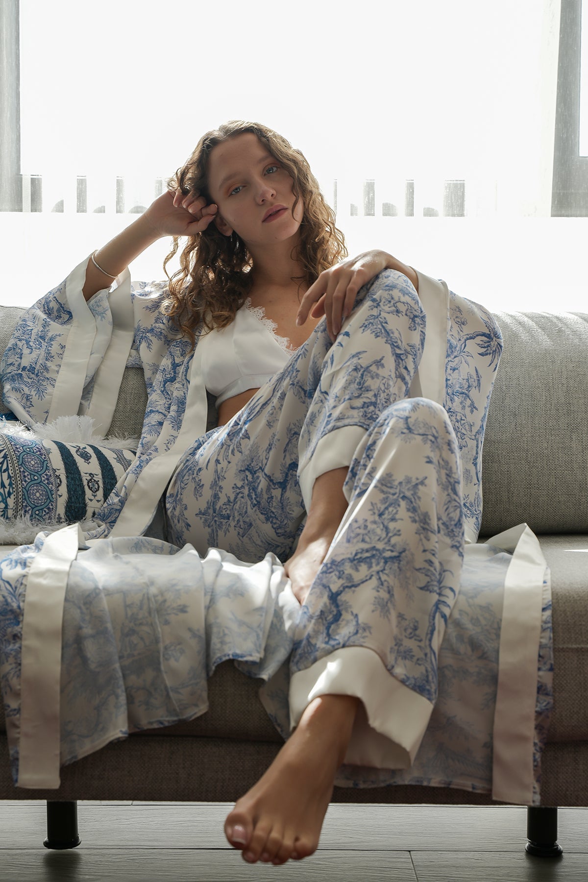 MAVİ DESENLİ SATEN YARASA KOL KİMONO-PANTOLON TAKIM