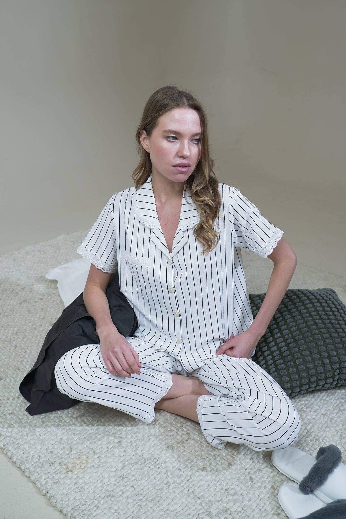 LACİVERT ÇİZGİLİ GOFRE KUMAŞ FİSTO DETAYLI PİJAMA TAKIMI