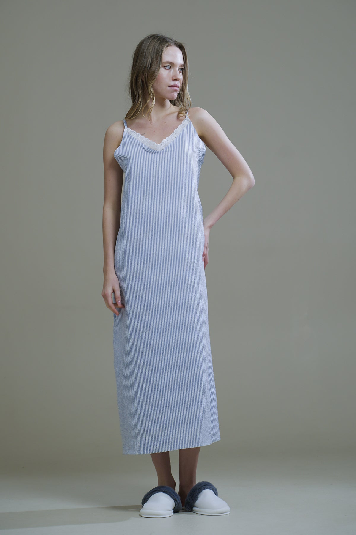 ÇİZGİLİ GOFRE KUMAŞ FİSTO DETAYLI GECELİK