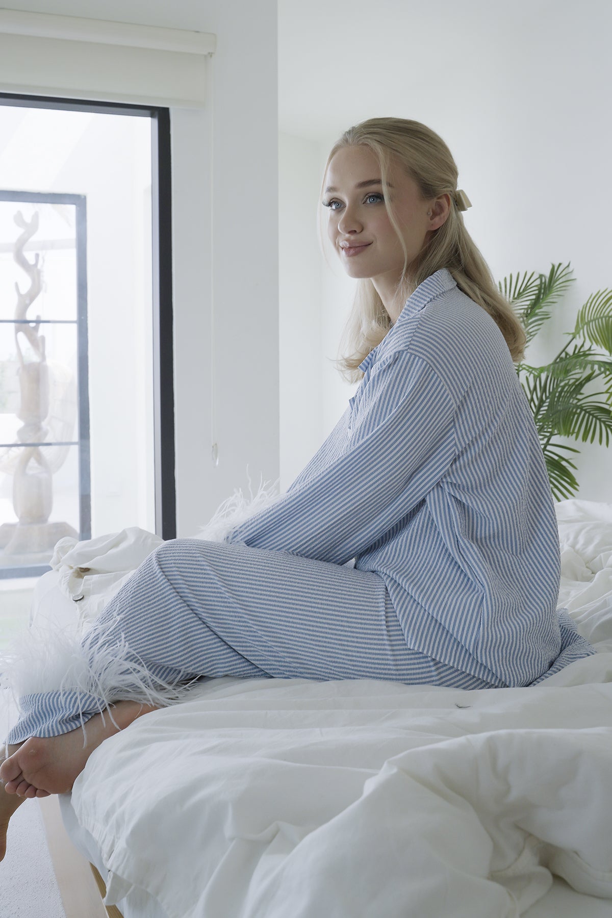 MAVİ RENK GOFRE KUMAŞ DEVE KUŞU TÜYLÜ PİJAMA TAKIMI