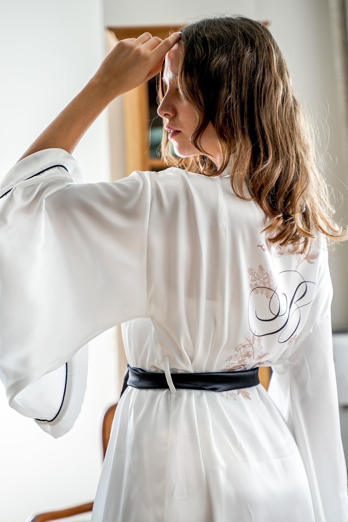 BEYAZ YARASA KOL SİYAH BİYELİ KİMONO