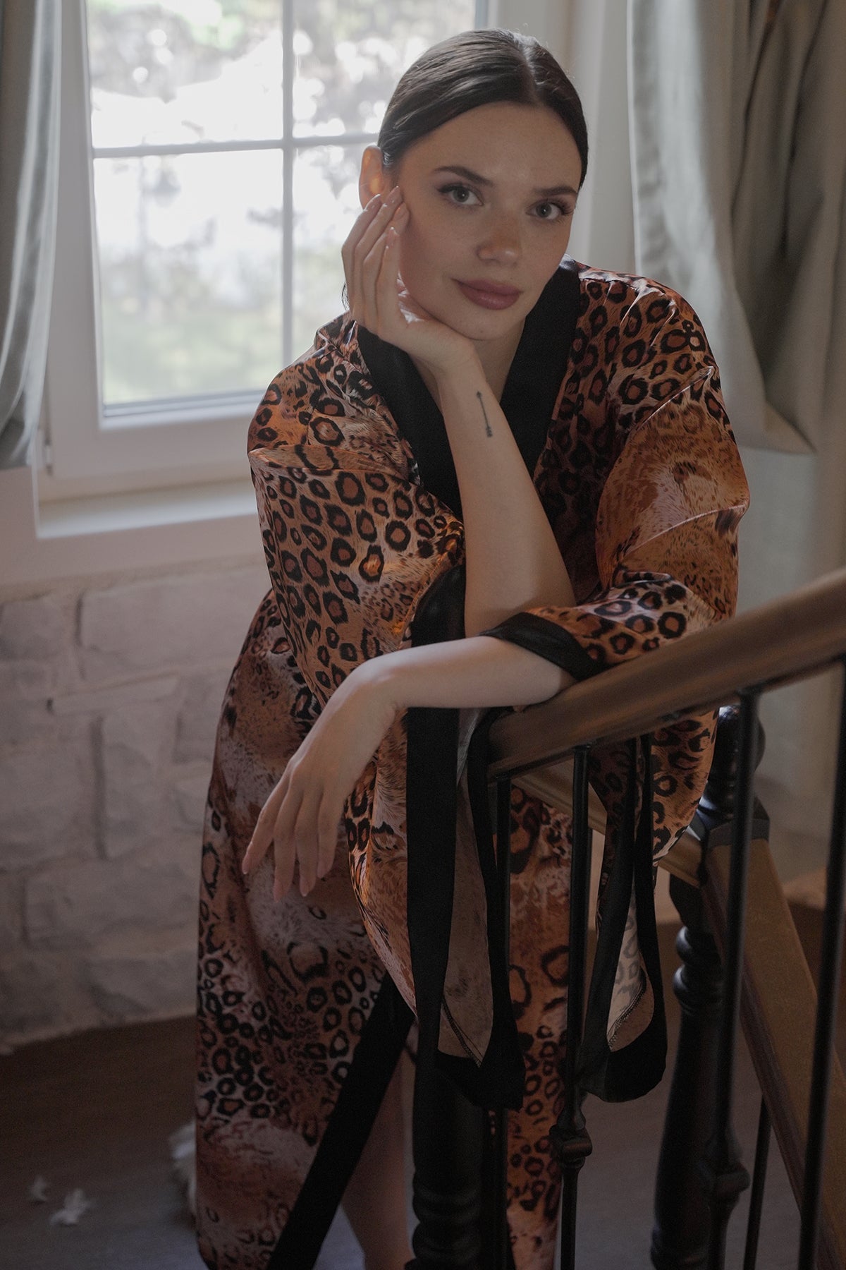 LEOPAR DESENLİ SATEN DESENLİ YARASA KİMONO