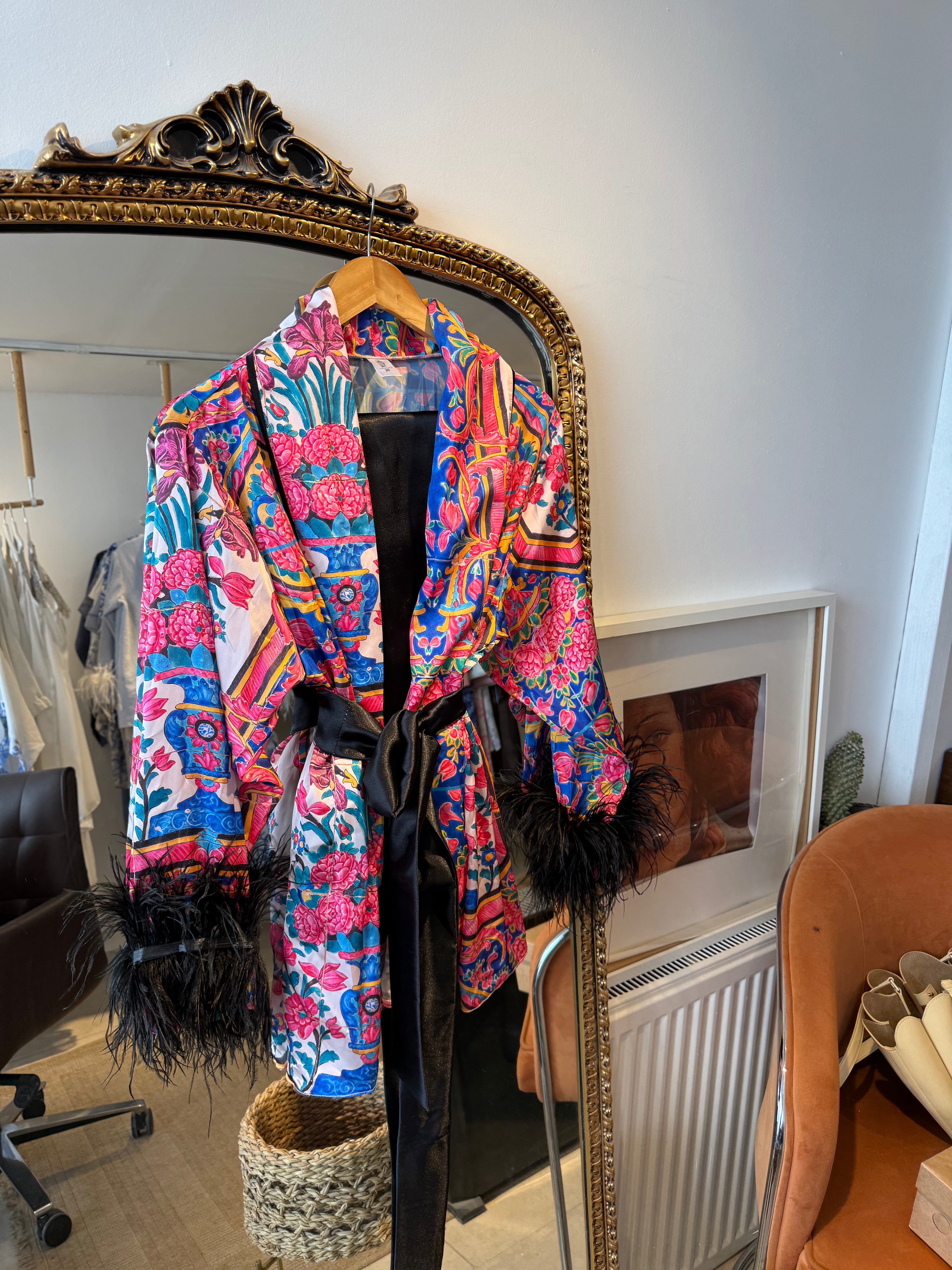 DESENLİ SATEN ŞAL YAKA KİMONO-SİYAH SATEN PANTOLON TAKIM