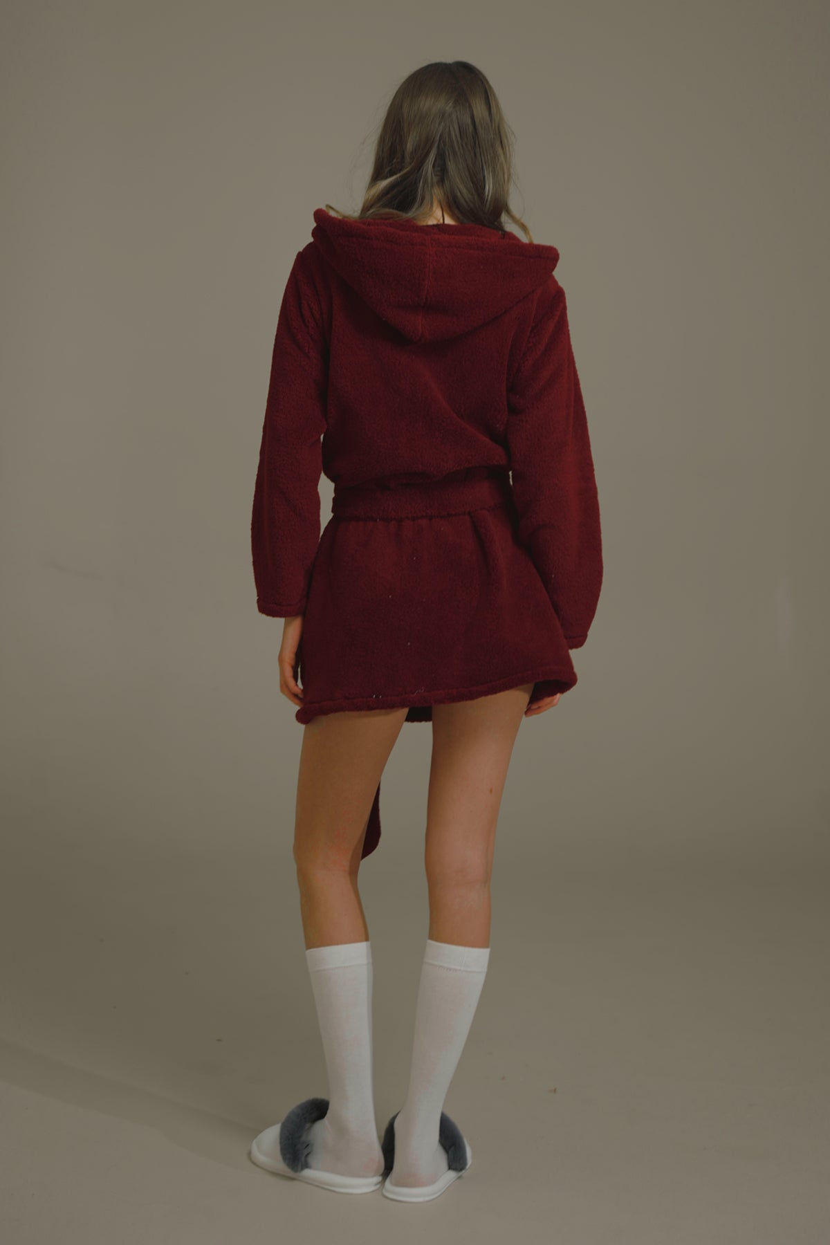 BORDO RENK KAPUŞONLU PELUŞ SABAHLIK