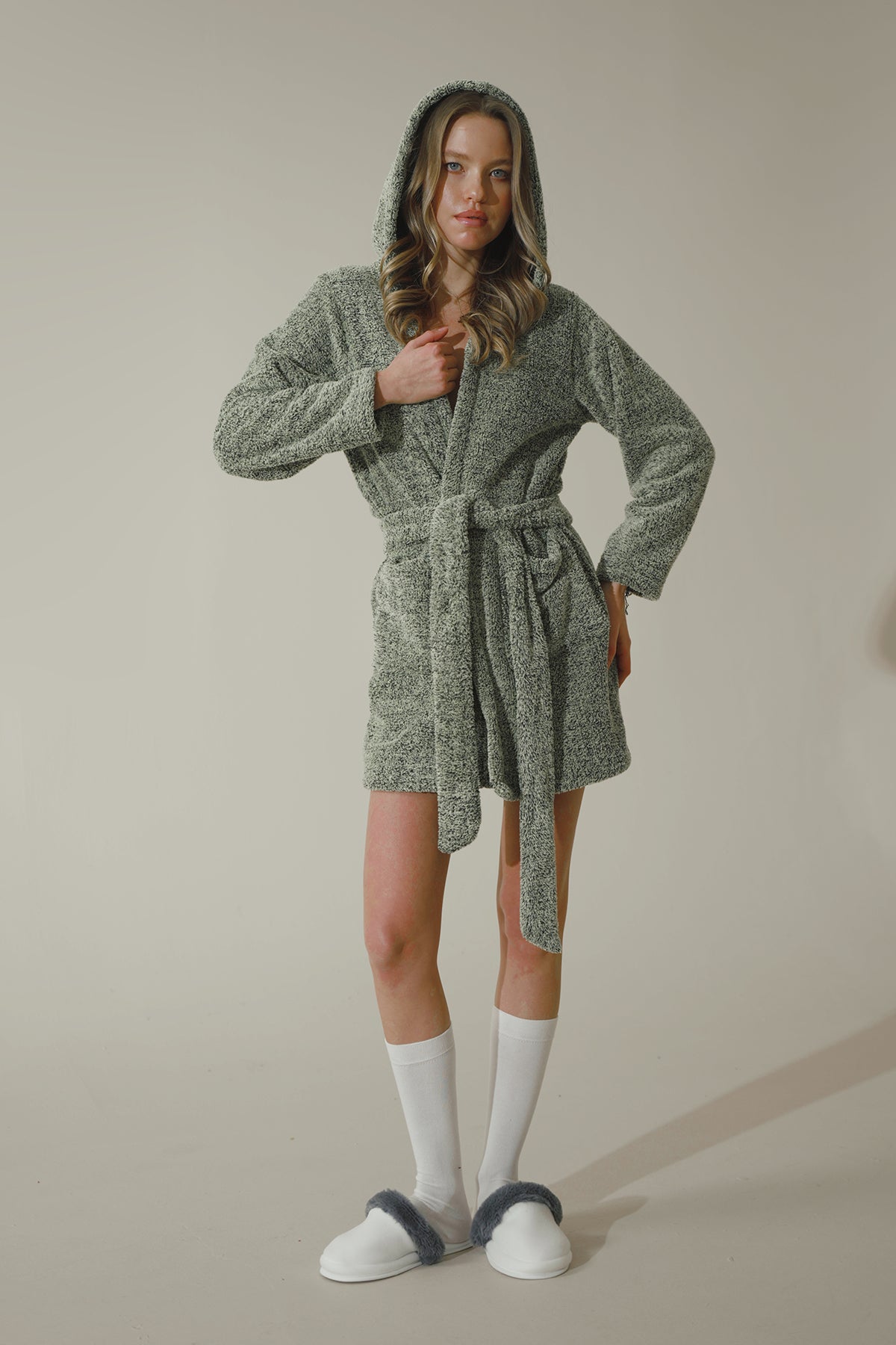 YEŞİL RENK KAPUŞONLU PELUŞ SABAHLIK