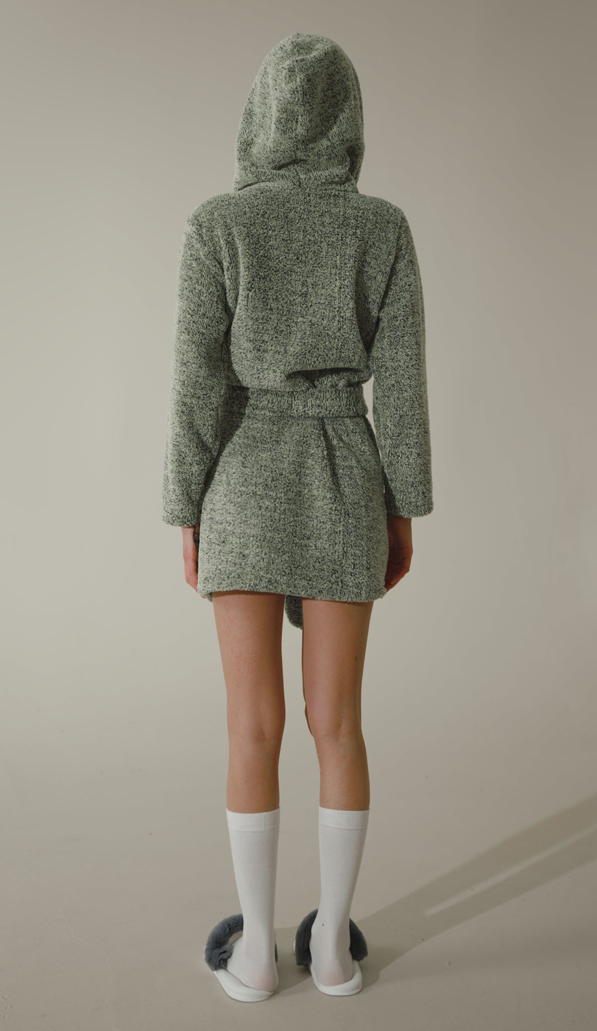 YEŞİL RENK KAPUŞONLU PELUŞ SABAHLIK