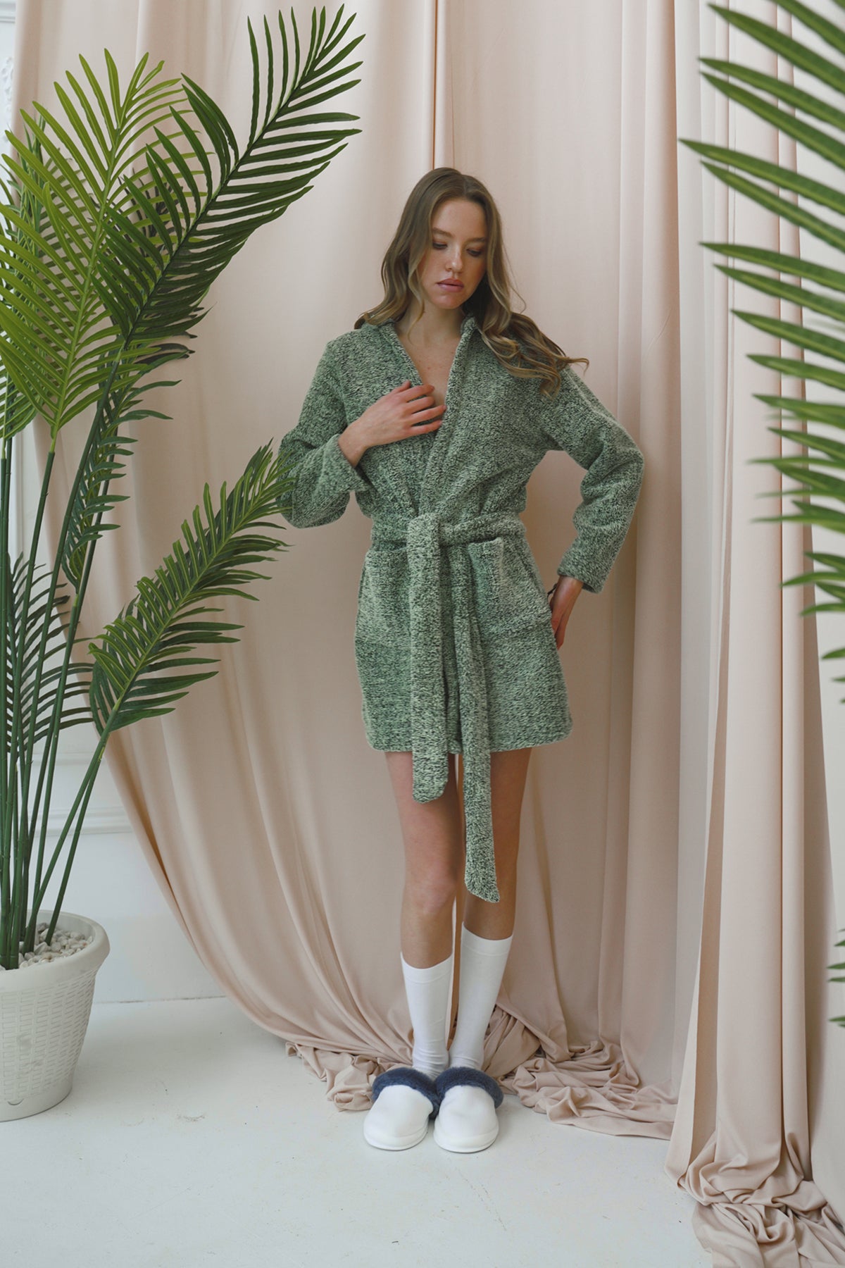 YEŞİL RENK KAPUŞONLU PELUŞ SABAHLIK