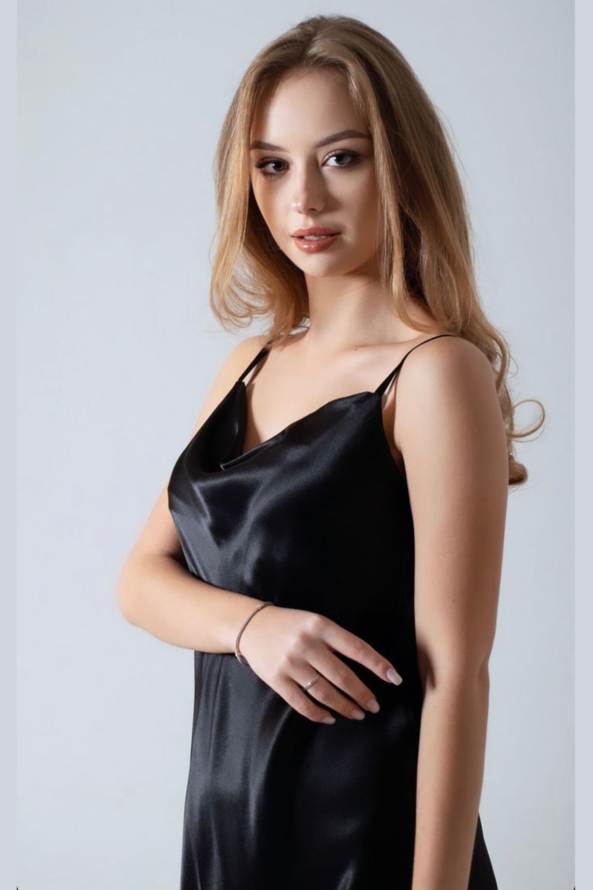 SİYAH SATEN DEGAJE YAKA ELBİSE