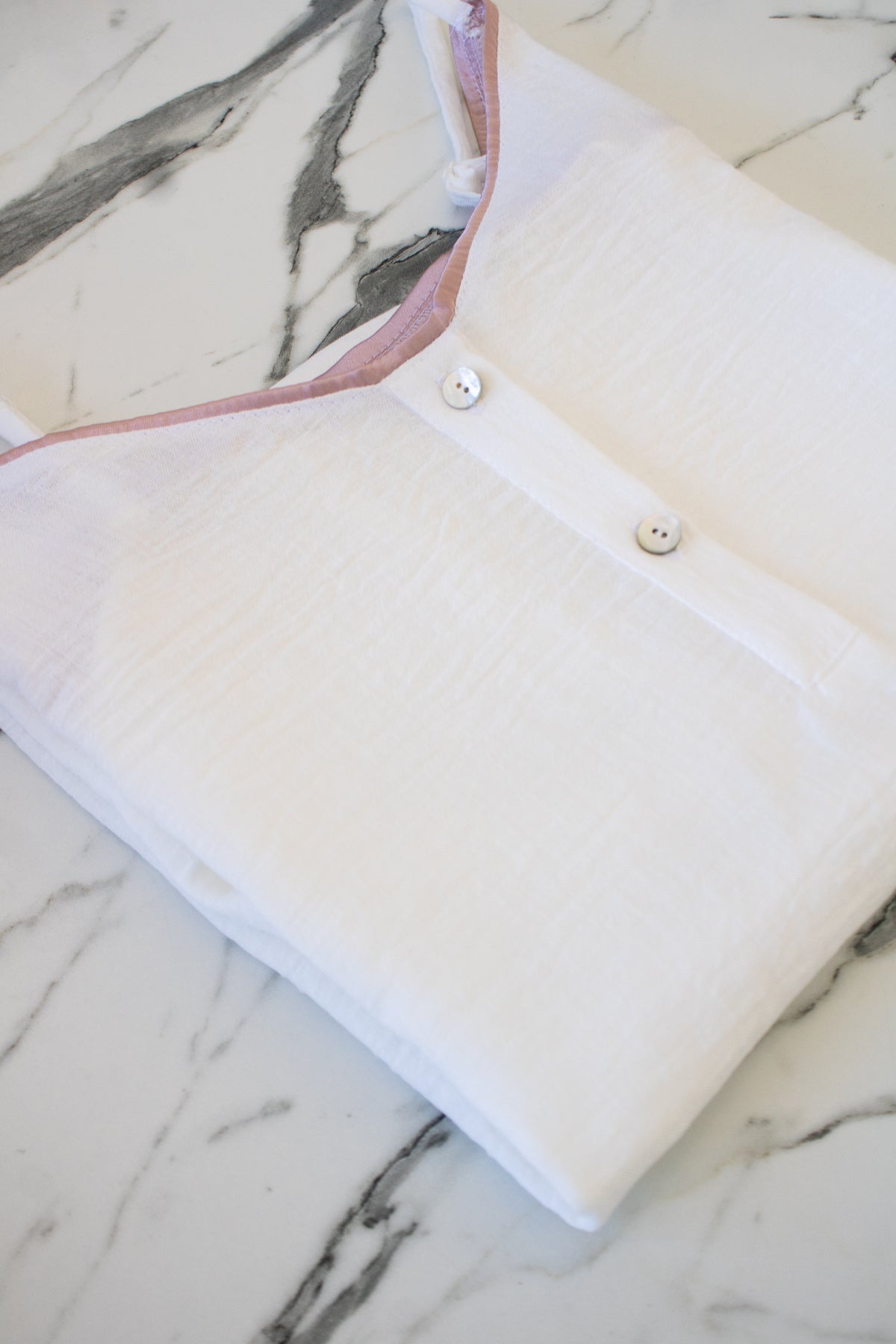 BEYAZ KETEN PUDRA BİYELİ DÜĞMELİ GECELİK