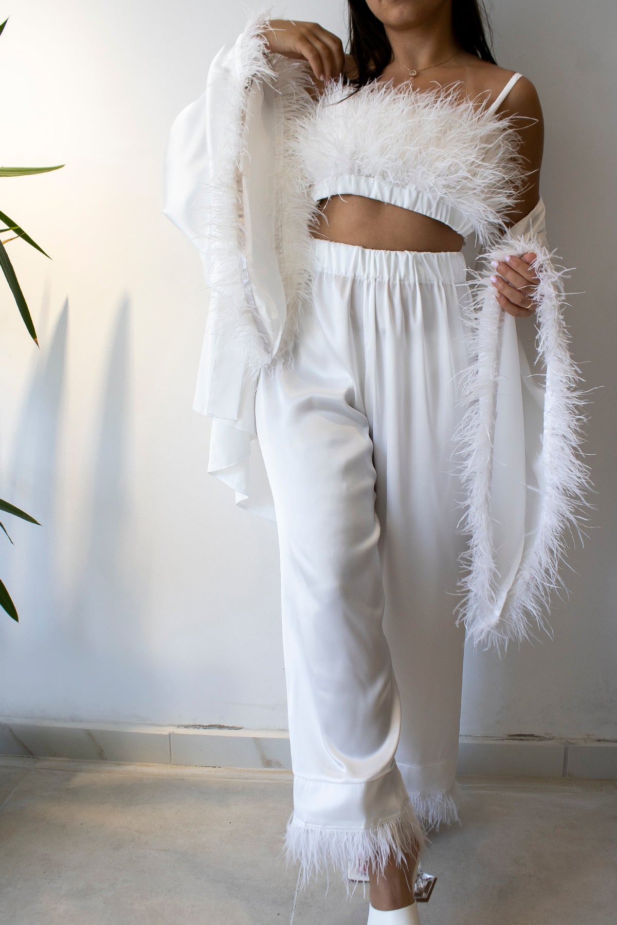 BEYAZ SATEN DEVE KUŞU TÜYLÜ 3'LÜ TAKIM