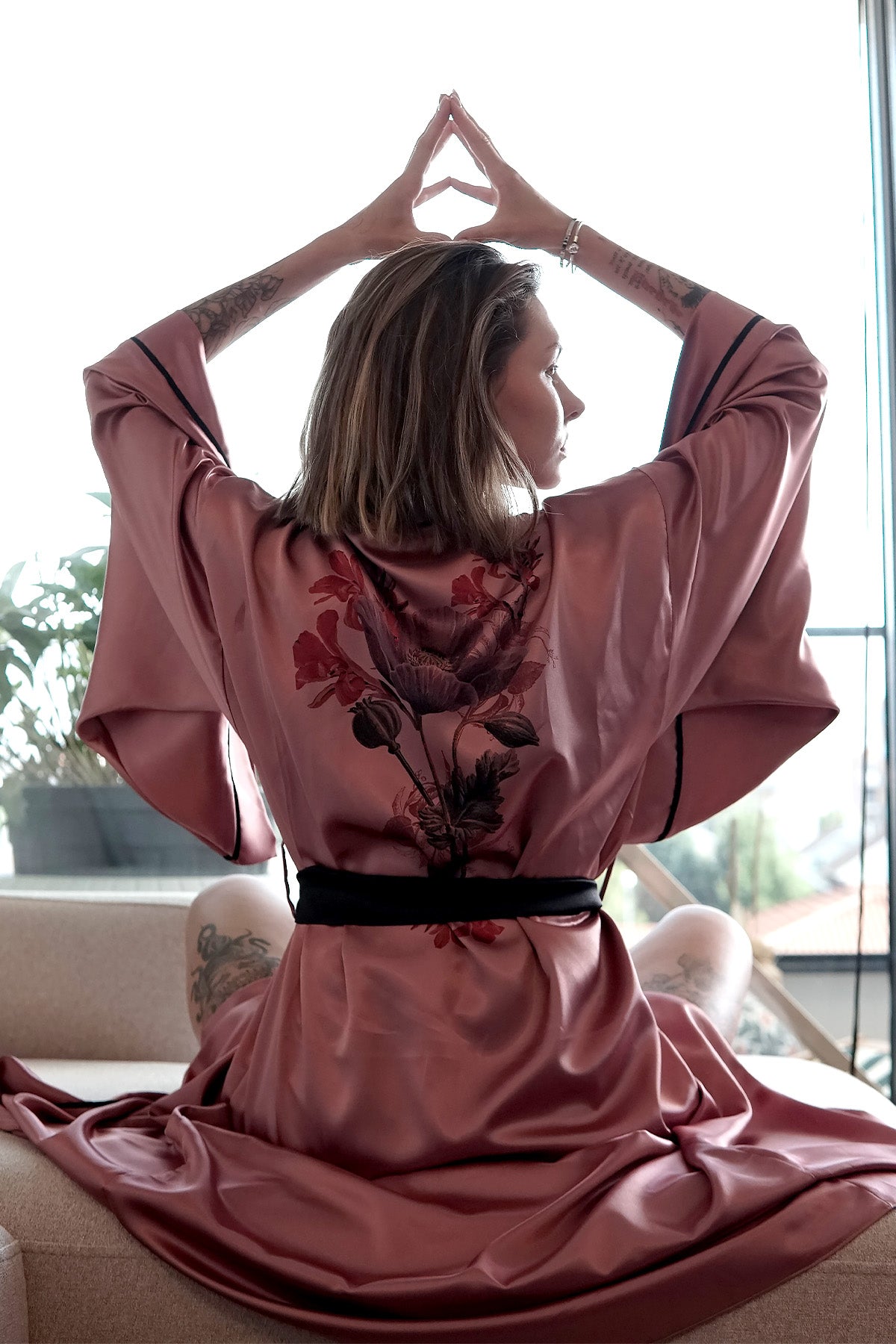 ROSE DRYING BENEFIT AROUND BLACK BAIL KIMONO