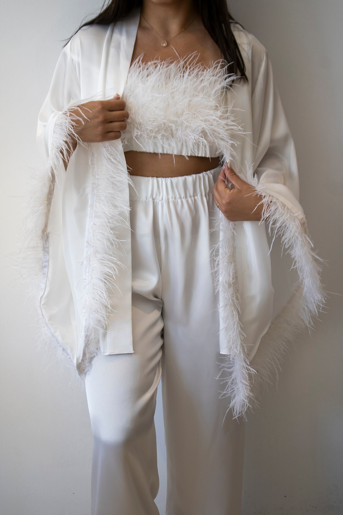 BEYAZ SATEN DEVE KUŞU TÜYLÜ 3'LÜ TAKIM