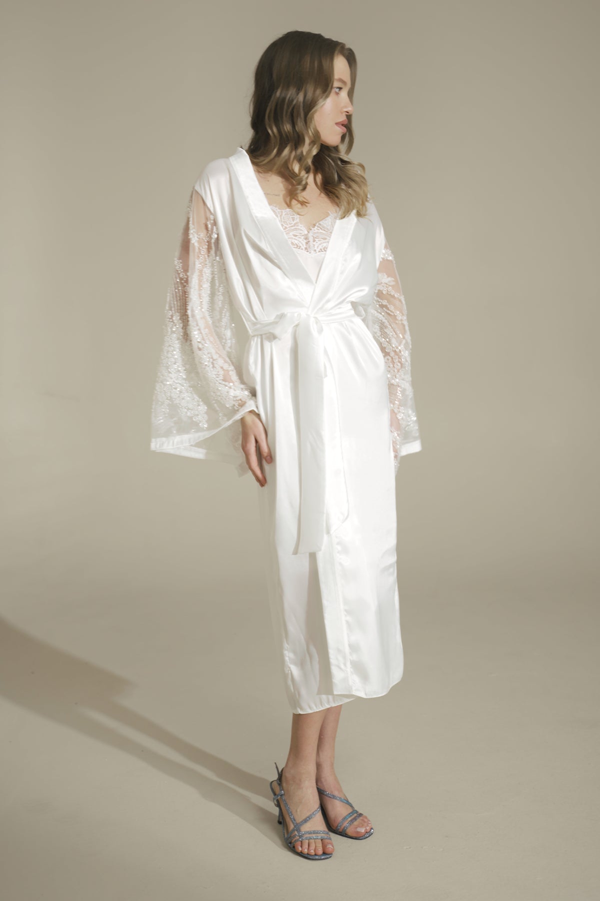 BEYAZ RENK BONCUK DETAYLI KİMONO