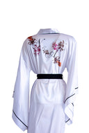 BEYAZ YARASA KOL SİYAH BİYELİ KİMONO