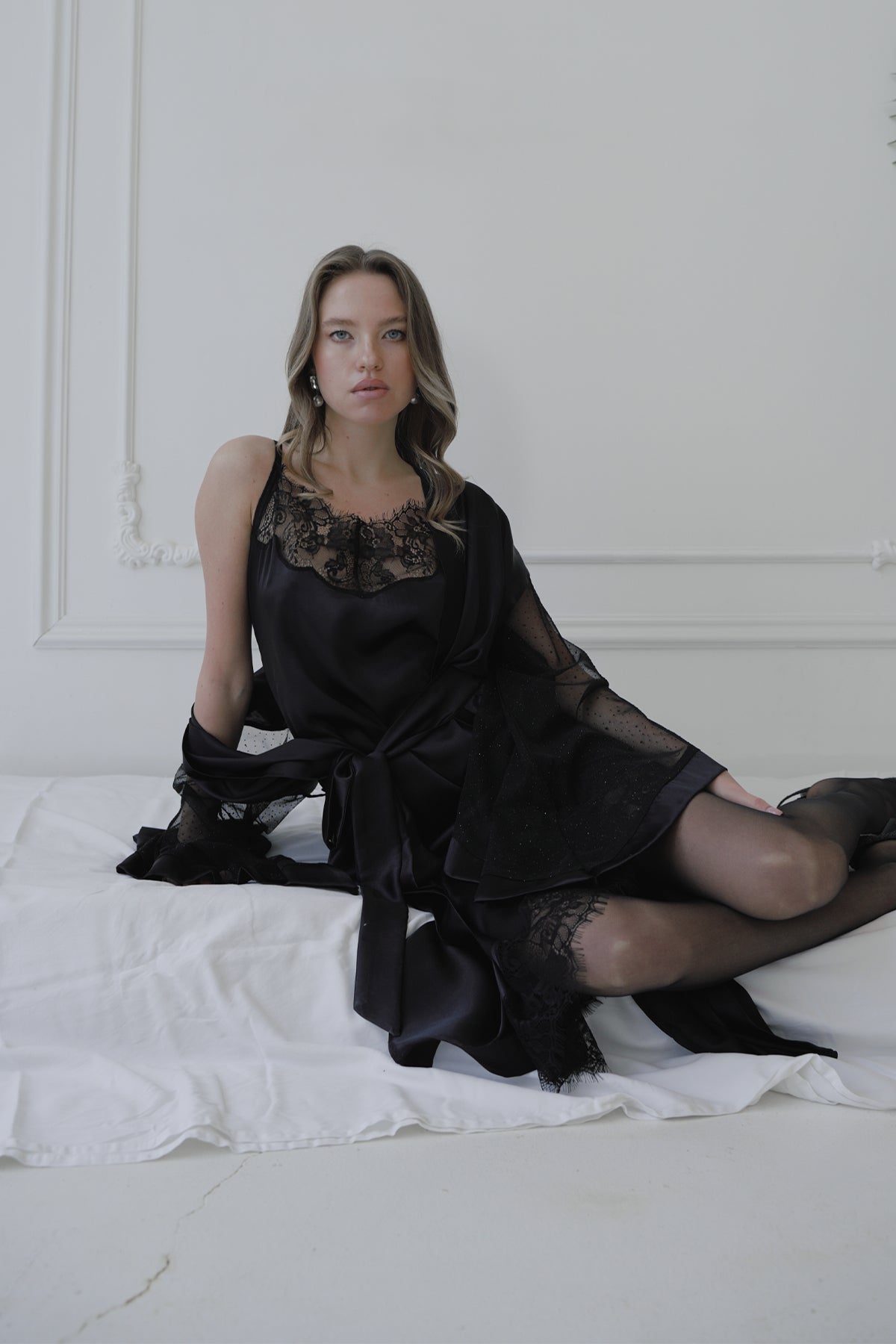 SİYAH RENK IŞILTILI TAŞ DETAYLI TRANSPARAN KİMONO