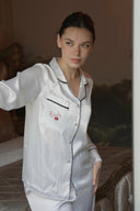 BEYAZ SATEN GÖMLEKLİ PİJAMA TAKIMI