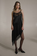 SİYAH SATEN DANTELLİ ASİMETRİK KESİM GECELİK