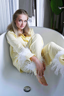 SARI RENK GOFRE KUMAŞ DEVE KUŞU TÜYLÜ PİJAMA TAKIMI