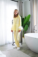 SARI RENK GOFRE KUMAŞ DEVE KUŞU TÜYLÜ PİJAMA TAKIMI
